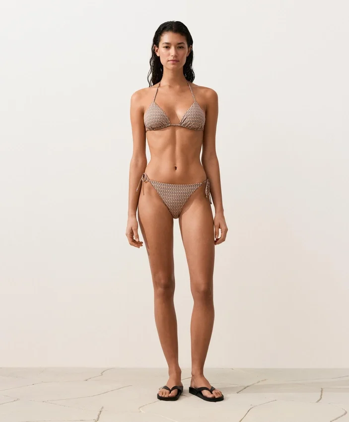 Mini Desenli Metalik İplikli Üçgen Bikini Üst Giyim Mini Desenli Metalik İplikli Üçgen Bikini Üst Giyim