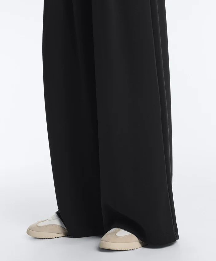 Soft Touch Modal Geniş Paça Pantolon, Bel Kısmında Pileli Detay Soft Touch Modal Geniş Paça Pantolon, Bel Kısmında Pileli Detay