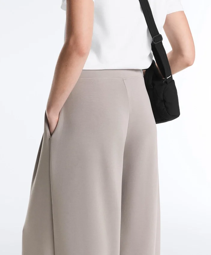 Soft Touch Modal Geniş Paça Pantolonlar ile Korsaj Detay Soft Touch Modal Geniş Paça Pantolonlar ile Korsaj Detay