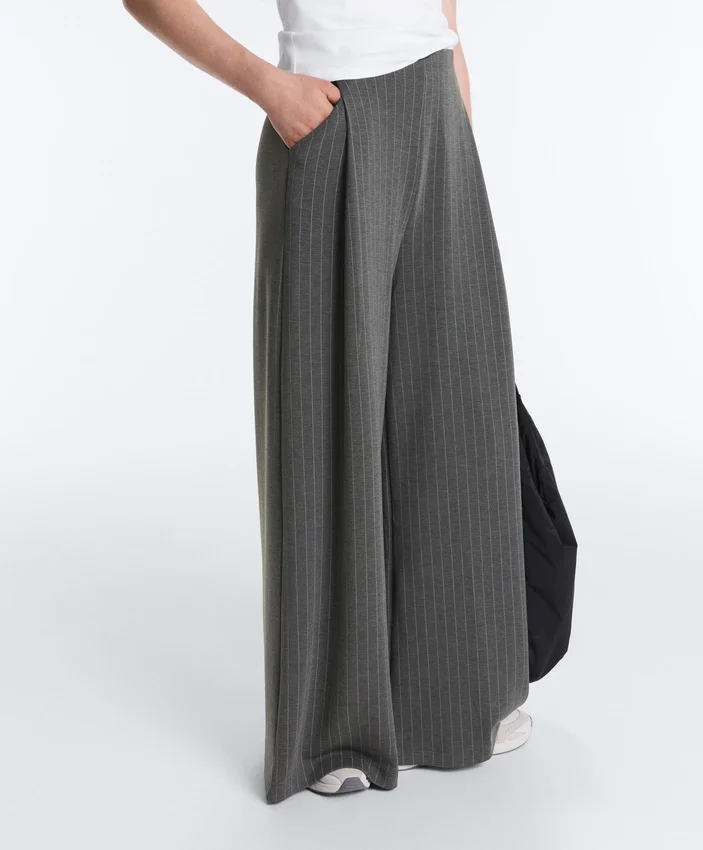 Soft Touch Modal İnce Çizgili Geniş Paça Pantolon Soft Touch Modal İnce Çizgili Geniş Paça Pantolon