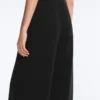 Soft Touch Modal ve Hemstitch Detaylı Geniş Paça Pantolonlar Soft Touch Modal ve Hemstitch Detaylı Geniş Paça Pantolonlar