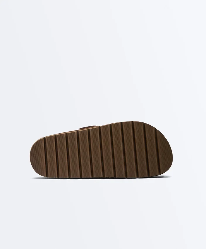 Toka Detaylı Yarı Süet Platform Sandaletler Toka Detaylı Yarı Süet Platform Sandaletler
