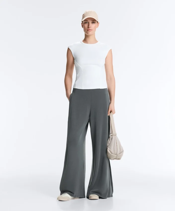 Yan Pileli ve Modal Soft Touch Yumuşak Dokunuşlu Geniş Paça Pantolon Yan Pileli ve Modal Soft Touch Yumuşak Dokunuşlu Geniş Paça Pantolon