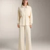 Yumuşak dokunuşlu Soft Touch modal kumaştan üretilmiş, yanları ribana detaylı düz paça pantolonlar Yumuşak dokunuşlu Soft Touch modal kumaştan üretilmiş, yanları ribana detaylı düz paça pantolonlar