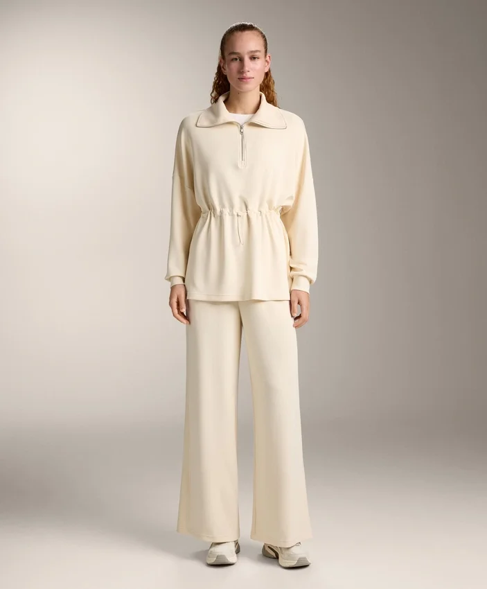 Yumuşak dokunuşlu Soft Touch modal kumaştan üretilmiş, yanları ribana detaylı düz paça pantolonlar Yumuşak dokunuşlu Soft Touch modal kumaştan üretilmiş, yanları ribana detaylı düz paça pantolonlar