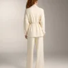 Yumuşak dokunuşlu Soft Touch modal kumaştan üretilmiş, yanları ribana detaylı düz paça pantolonlar Yumuşak dokunuşlu Soft Touch modal kumaştan üretilmiş, yanları ribana detaylı düz paça pantolonlar
