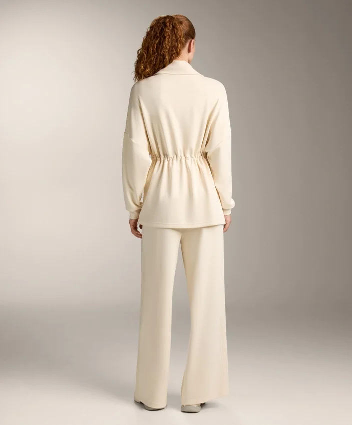 Yumuşak dokunuşlu Soft Touch modal kumaştan üretilmiş, yanları ribana detaylı düz paça pantolonlar Yumuşak dokunuşlu Soft Touch modal kumaştan üretilmiş, yanları ribana detaylı düz paça pantolonlar