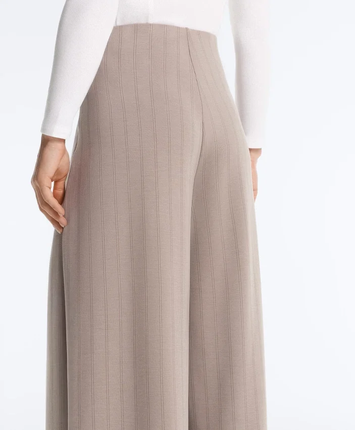 Yumuşak dokunuşlu Soft Touch modal kumaştan geniş paça çizgili pantolon Yumuşak dokunuşlu Soft Touch modal kumaştan geniş paça çizgili pantolon