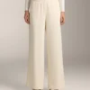 Yumuşak dokunuşlu Soft Touch modal kumaştan üretilmiş, yanları ribana detaylı düz paça pantolonlar Yumuşak dokunuşlu Soft Touch modal kumaştan üretilmiş, yanları ribana detaylı düz paça pantolonlar