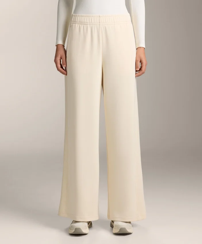 Yumuşak dokunuşlu Soft Touch modal kumaştan üretilmiş, yanları ribana detaylı düz paça pantolonlar Yumuşak dokunuşlu Soft Touch modal kumaştan üretilmiş, yanları ribana detaylı düz paça pantolonlar
