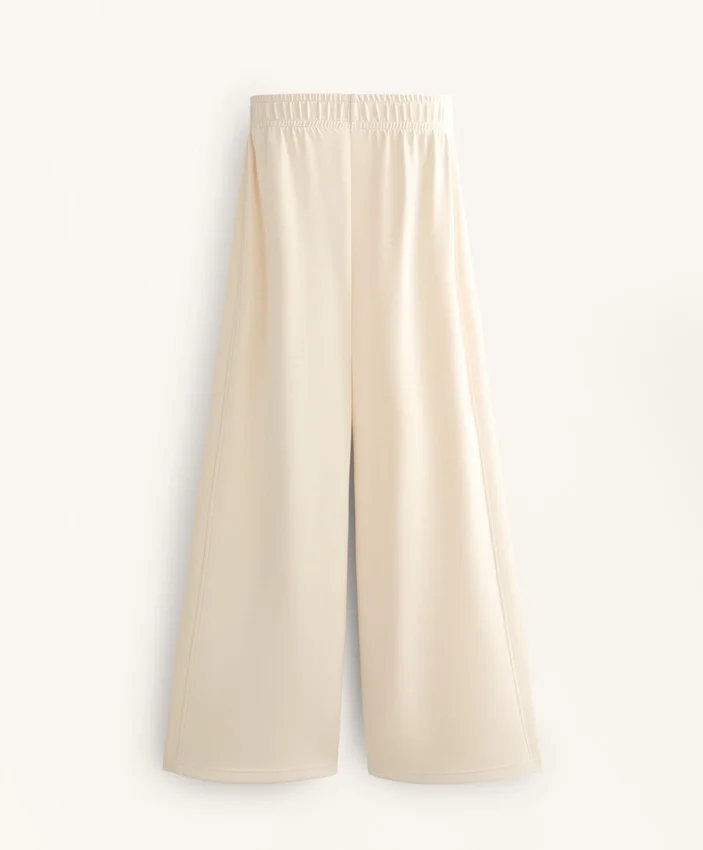 Yumuşak dokunuşlu Soft Touch modal kumaştan üretilmiş, yanları ribana detaylı düz paça pantolonlar Yumuşak dokunuşlu Soft Touch modal kumaştan üretilmiş, yanları ribana detaylı düz paça pantolonlar