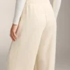 Yumuşak dokunuşlu Soft Touch modal kumaştan üretilmiş, yanları ribana detaylı düz paça pantolonlar Yumuşak dokunuşlu Soft Touch modal kumaştan üretilmiş, yanları ribana detaylı düz paça pantolonlar