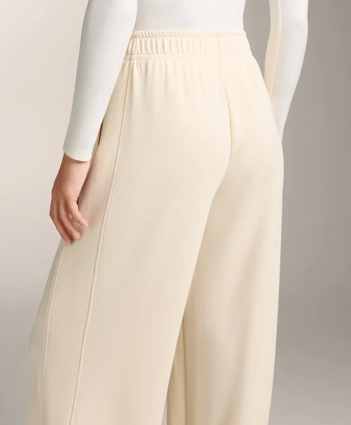 Yumuşak dokunuşlu Soft Touch modal kumaştan üretilmiş, yanları ribana detaylı düz paça pantolonlar Yumuşak dokunuşlu Soft Touch modal kumaştan üretilmiş, yanları ribana detaylı düz paça pantolonlar