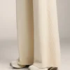 Yumuşak dokunuşlu Soft Touch modal kumaştan üretilmiş, yanları ribana detaylı düz paça pantolonlar Yumuşak dokunuşlu Soft Touch modal kumaştan üretilmiş, yanları ribana detaylı düz paça pantolonlar