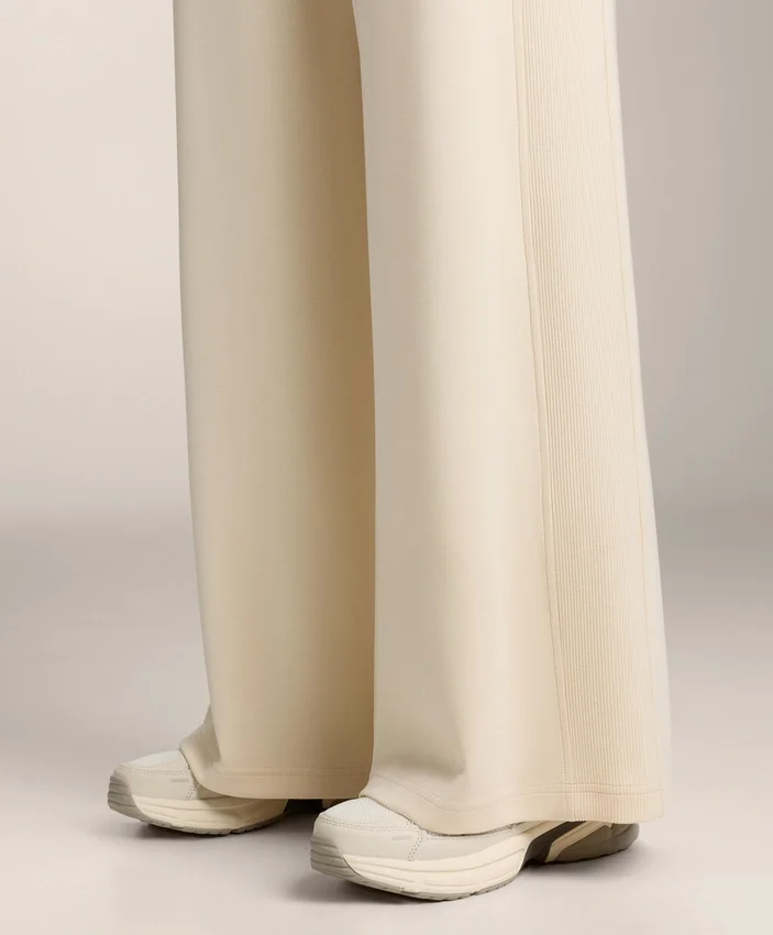 Yumuşak dokunuşlu Soft Touch modal kumaştan üretilmiş, yanları ribana detaylı düz paça pantolonlar Yumuşak dokunuşlu Soft Touch modal kumaştan üretilmiş, yanları ribana detaylı düz paça pantolonlar