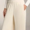 Yumuşak dokunuşlu Soft Touch modal kumaştan üretilmiş, yanları ribana detaylı düz paça pantolonlar Yumuşak dokunuşlu Soft Touch modal kumaştan üretilmiş, yanları ribana detaylı düz paça pantolonlar