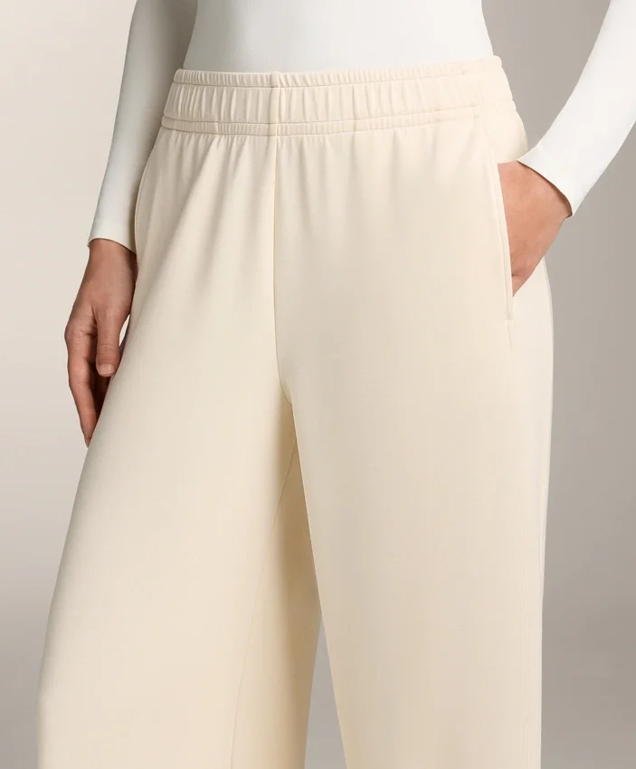Yumuşak dokunuşlu Soft Touch modal kumaştan üretilmiş, yanları ribana detaylı düz paça pantolonlar Yumuşak dokunuşlu Soft Touch modal kumaştan üretilmiş, yanları ribana detaylı düz paça pantolonlar