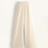Yumuşak dokunuşlu Soft Touch modal kumaştan üretilmiş, yanları ribana detaylı düz paça pantolonlar Yumuşak dokunuşlu Soft Touch modal kumaştan üretilmiş, yanları ribana detaylı düz paça pantolonlar