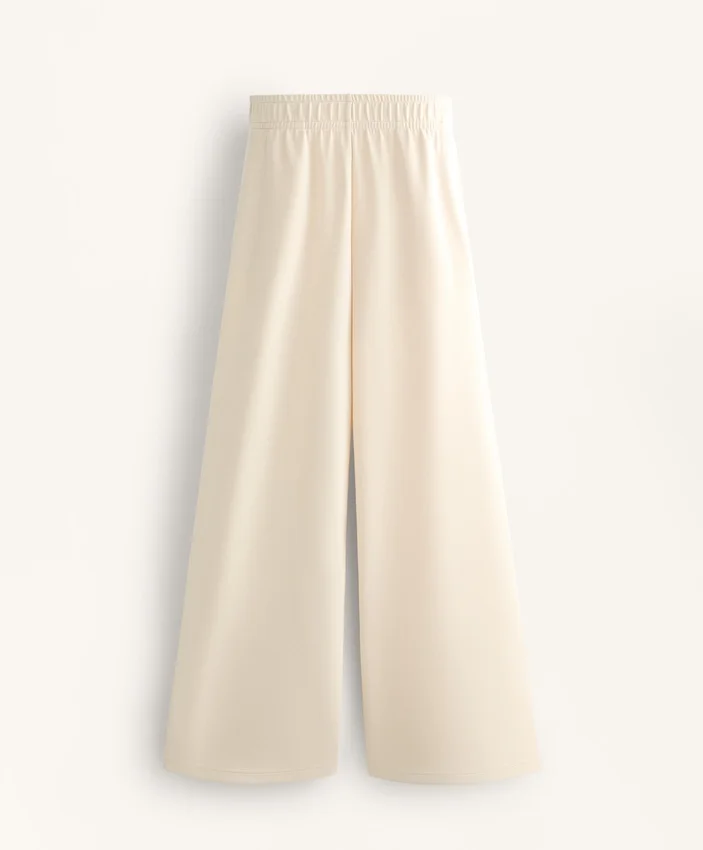 Yumuşak dokunuşlu Soft Touch modal kumaştan üretilmiş, yanları ribana detaylı düz paça pantolonlar Yumuşak dokunuşlu Soft Touch modal kumaştan üretilmiş, yanları ribana detaylı düz paça pantolonlar