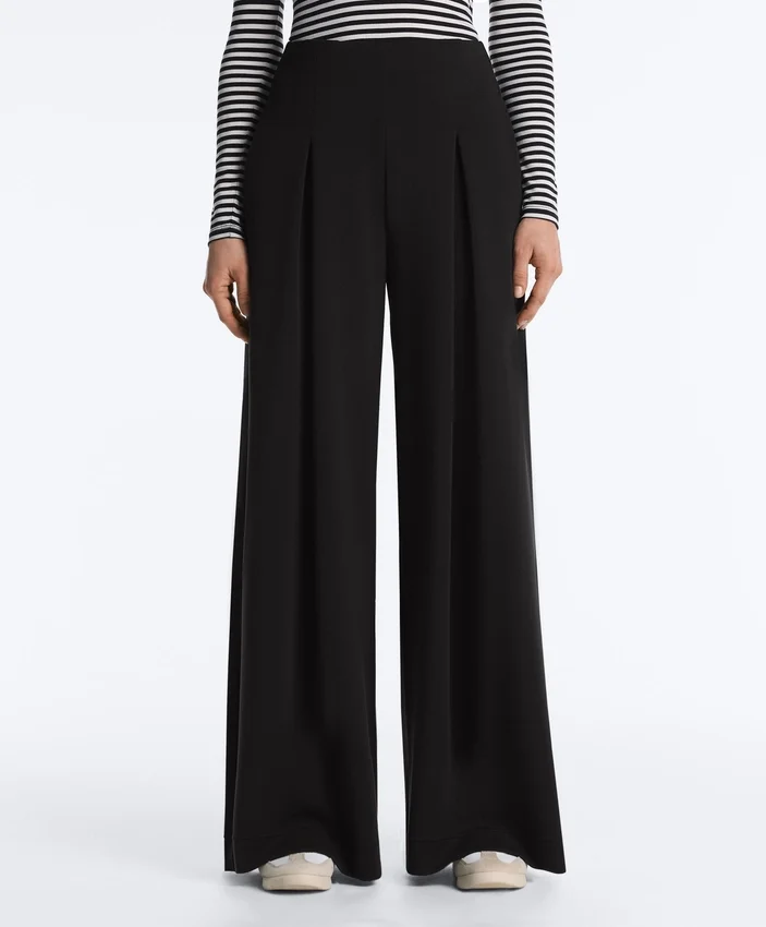 Yumuşak dokunuşlu Soft Touch modal ve pileli uzun geniş paça pantolon Yumuşak dokunuşlu Soft Touch modal ve pileli uzun geniş paça pantolon