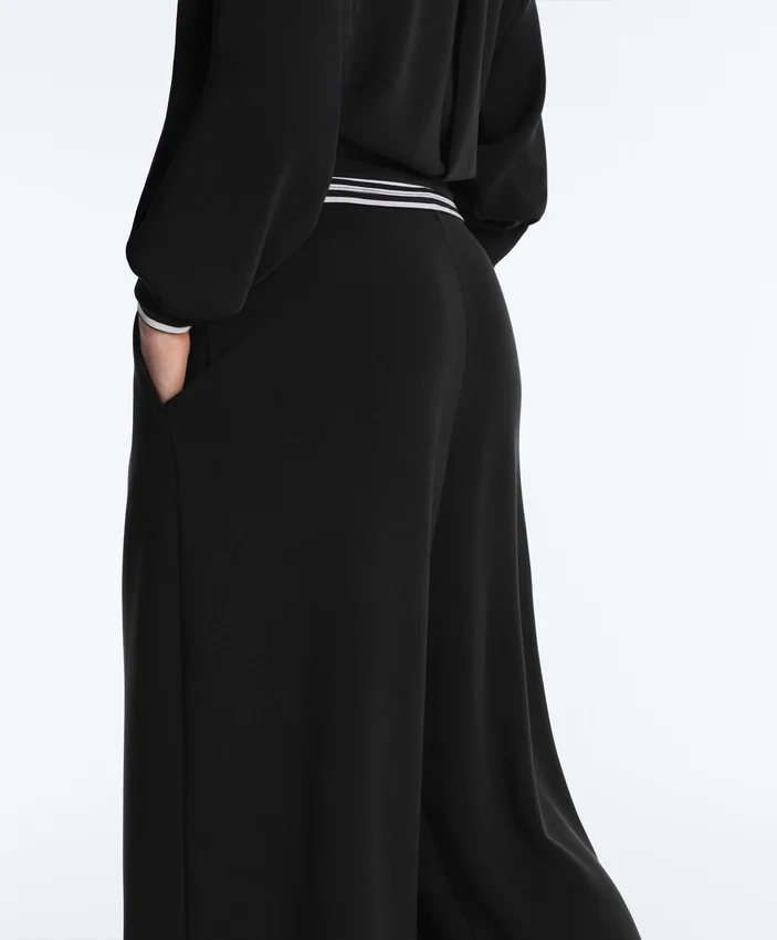 Yumuşak dokunuşlu Soft Touch modal ve pileli uzun geniş paça pantolon Yumuşak dokunuşlu Soft Touch modal ve pileli uzun geniş paça pantolon