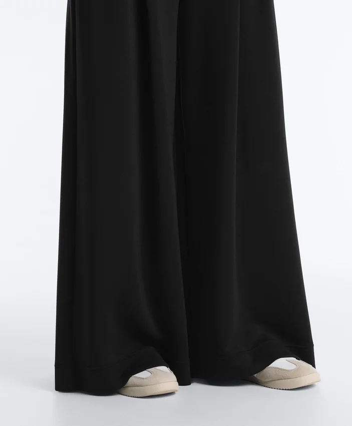 Yumuşak dokunuşlu Soft Touch modal ve pileli uzun geniş paça pantolon Yumuşak dokunuşlu Soft Touch modal ve pileli uzun geniş paça pantolon