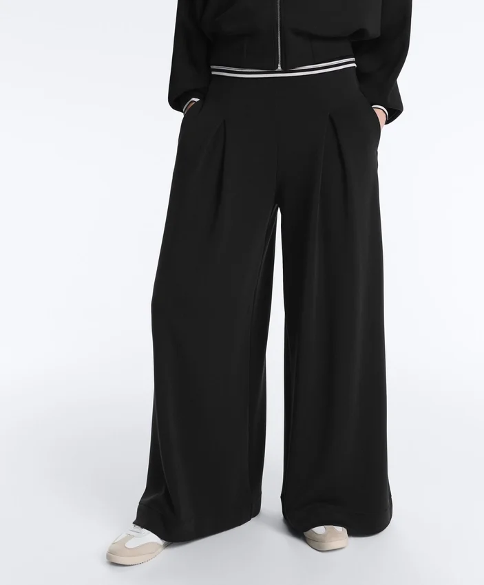 Yumuşak dokunuşlu Soft Touch modal ve pileli uzun geniş paça pantolon Yumuşak dokunuşlu Soft Touch modal ve pileli uzun geniş paça pantolon
